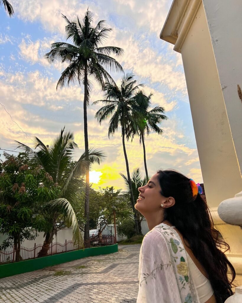 https://talkiesplus.com/janhvi-kapoor-looks-enchanting-in-a-white-saree/