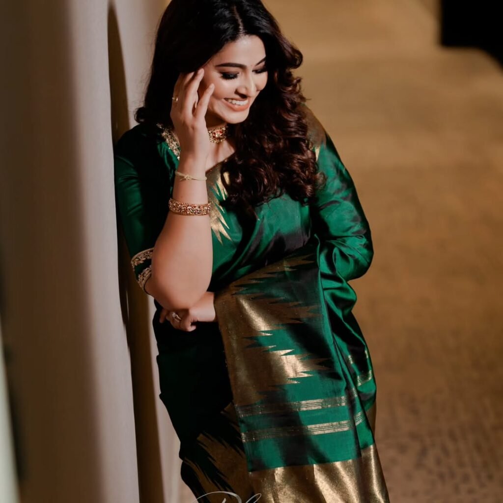 https://talkiesplus.com/actress-sneha-stuns-in-her-latest-green-saree-photos/