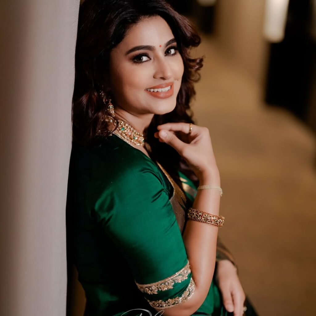 https://talkiesplus.com/actress-sneha-stuns-in-her-latest-green-saree-photos/