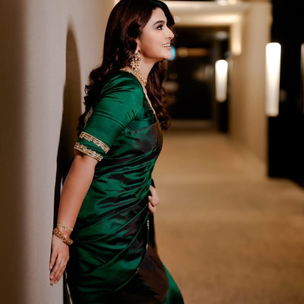 https://talkiesplus.com/actress-sneha-stuns-in-her-latest-green-saree-photos/