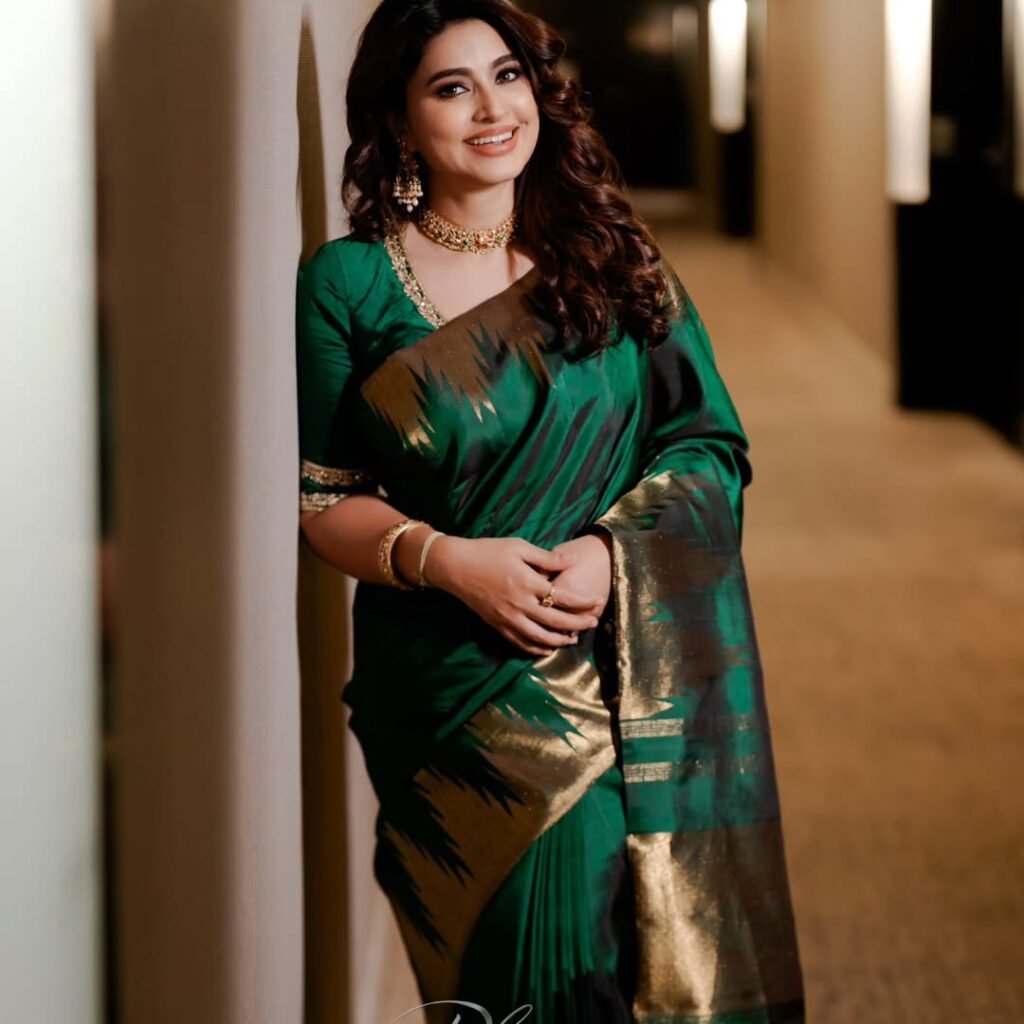 https://talkiesplus.com/actress-sneha-stuns-in-her-latest-green-saree-photos/