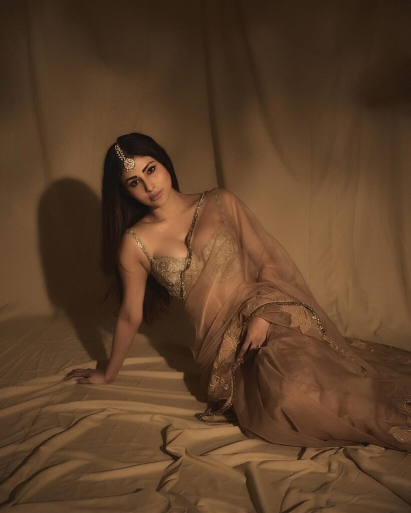 https://talkiesplus.com/mouni-roy-stuns-in-peach-saree/