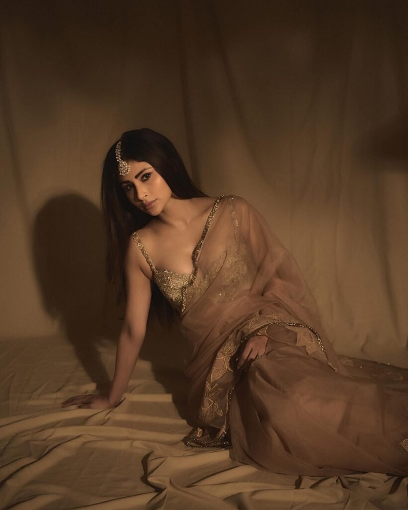 https://talkiesplus.com/mouni-roy-stuns-in-peach-saree/