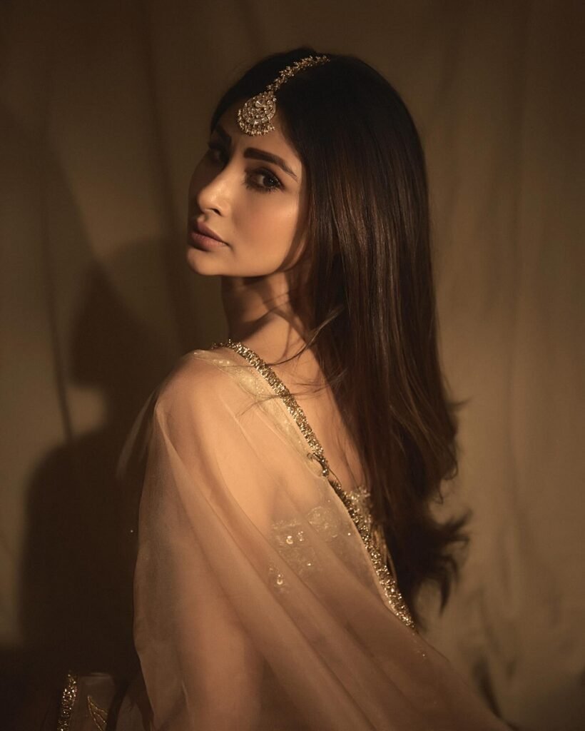 https://talkiesplus.com/mouni-roy-stuns-in-peach-saree/