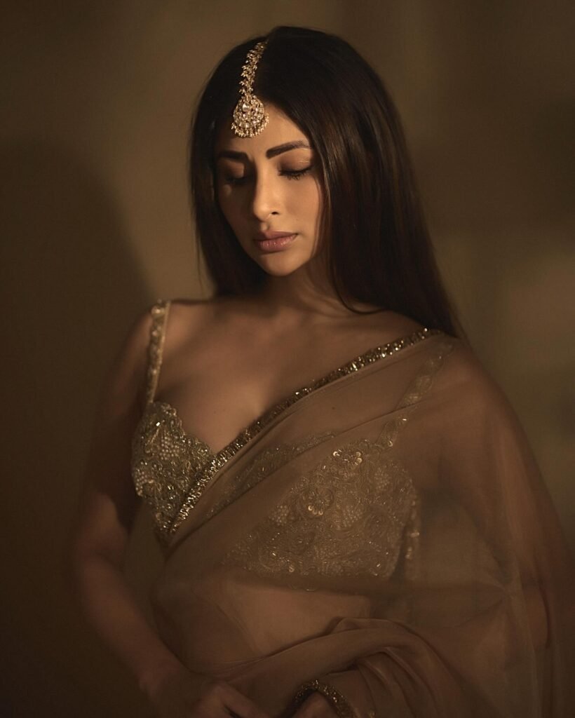 https://talkiesplus.com/mouni-roy-stuns-in-peach-saree/