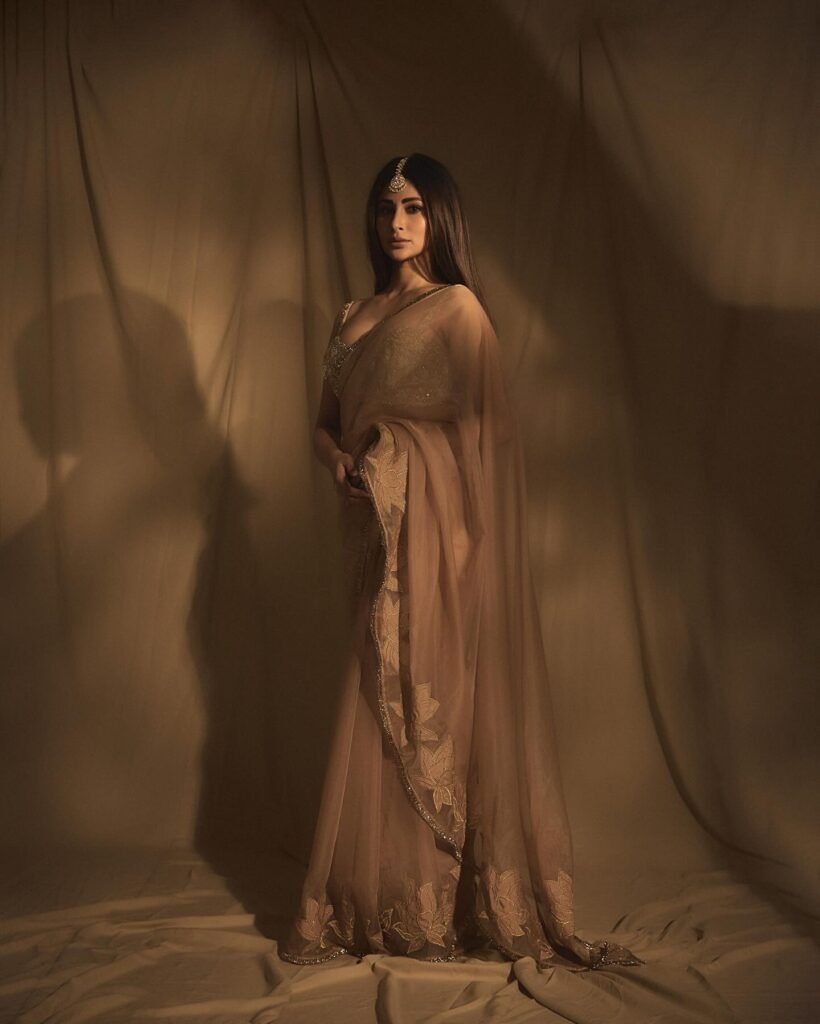 https://talkiesplus.com/mouni-roy-stuns-in-peach-saree/