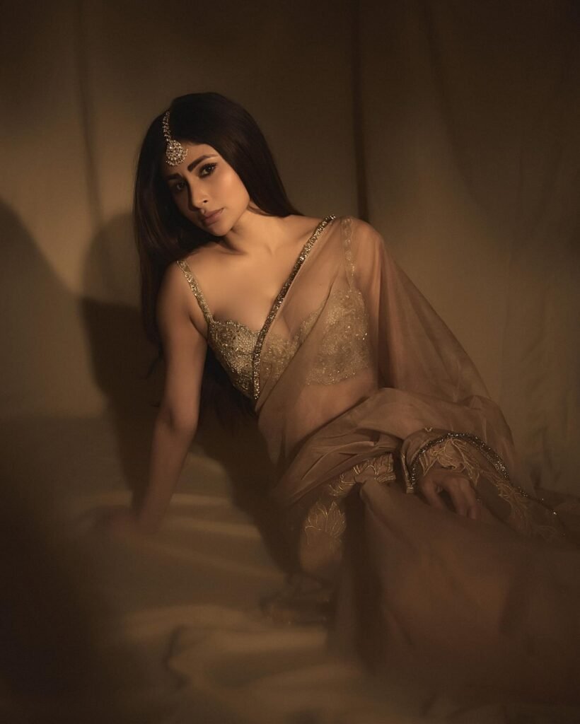 https://talkiesplus.com/mouni-roy-stuns-in-peach-saree/