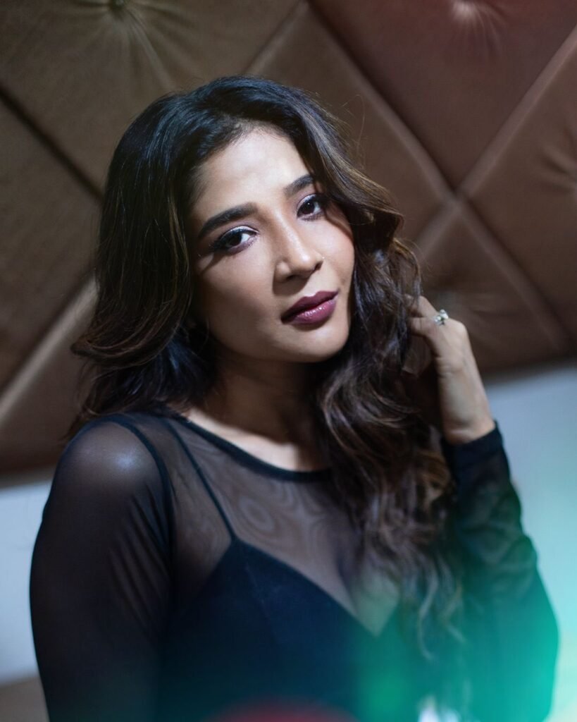 Sakshi Agarwal’s Glamorous Look in Black